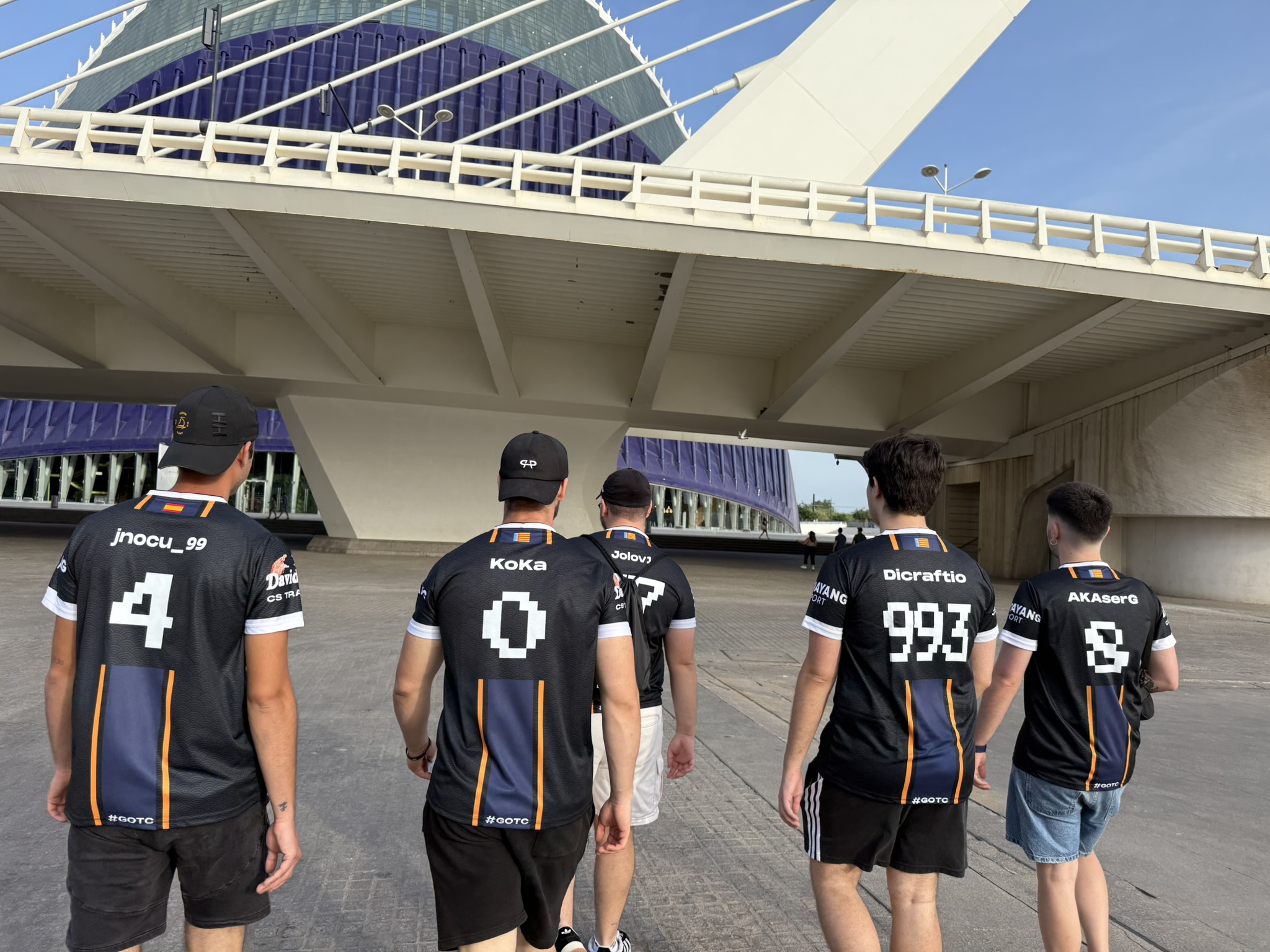 Jugadores de Turtles Clan mostrando sus camisetas